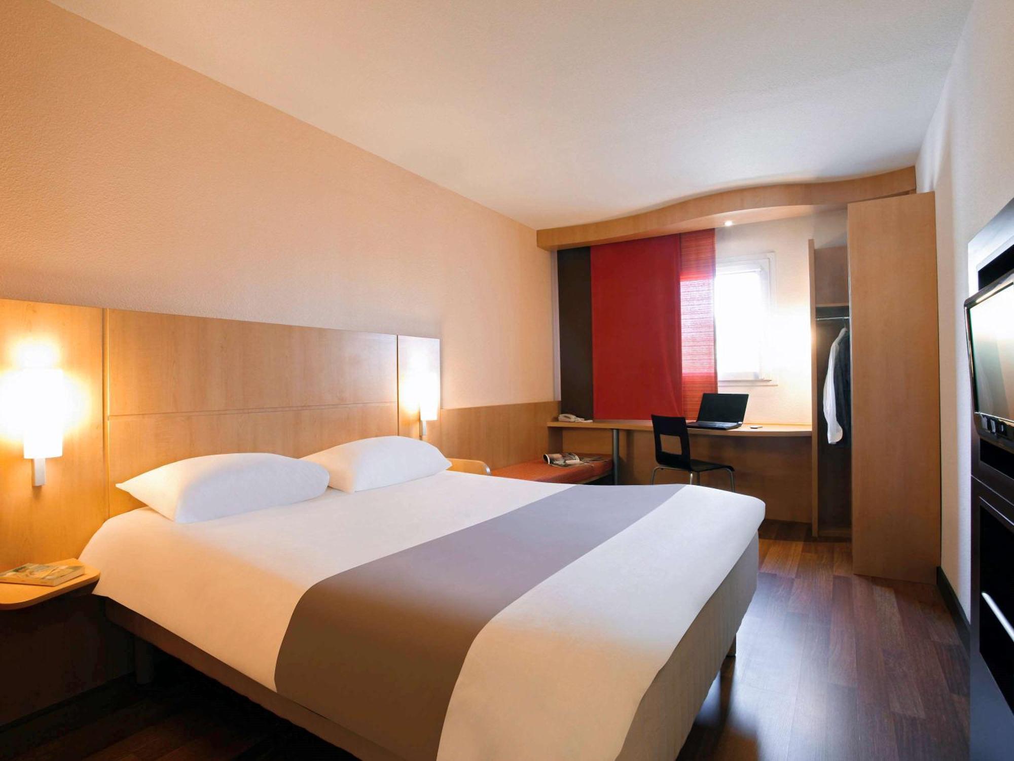 Ibis Manosque Cadarache Hotel Exterior foto