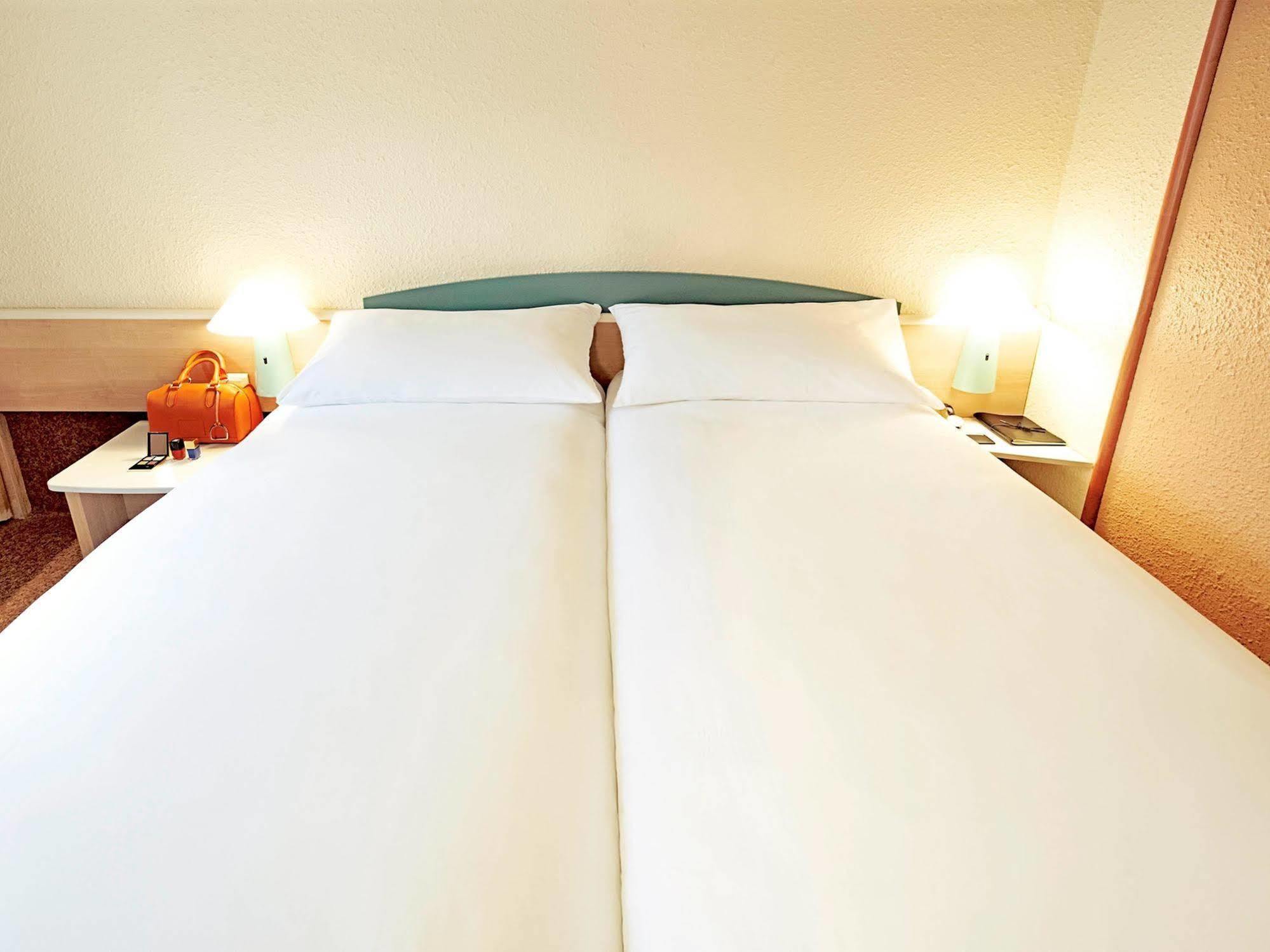 Ibis Manosque Cadarache Hotel Exterior foto